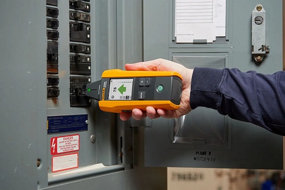 FLUKE2052寻线仪发射器连接到下一个待测负载，并使用接收器扫码定位对应开关。